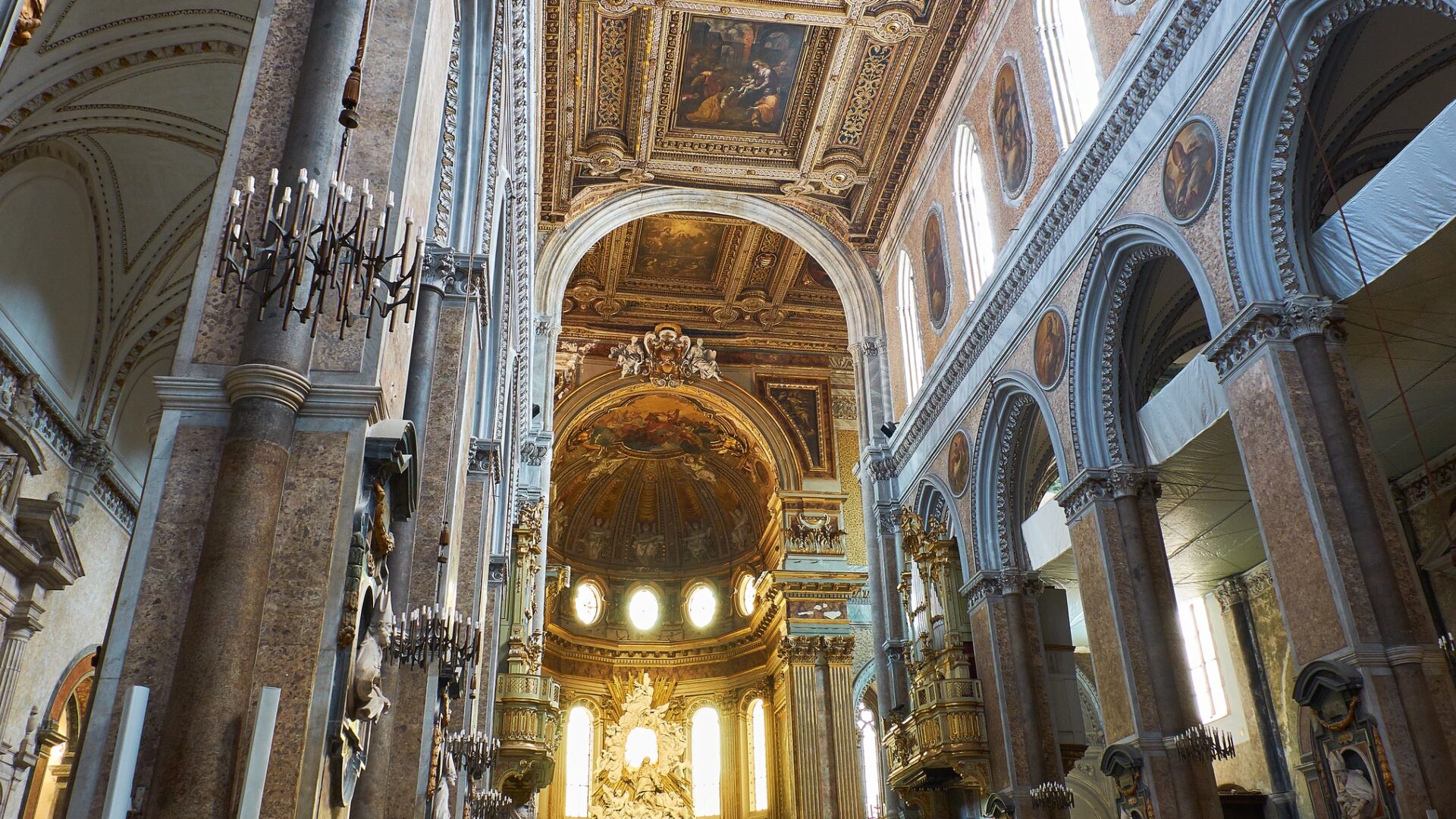 Intérieur orné d'une église baroque italienne.