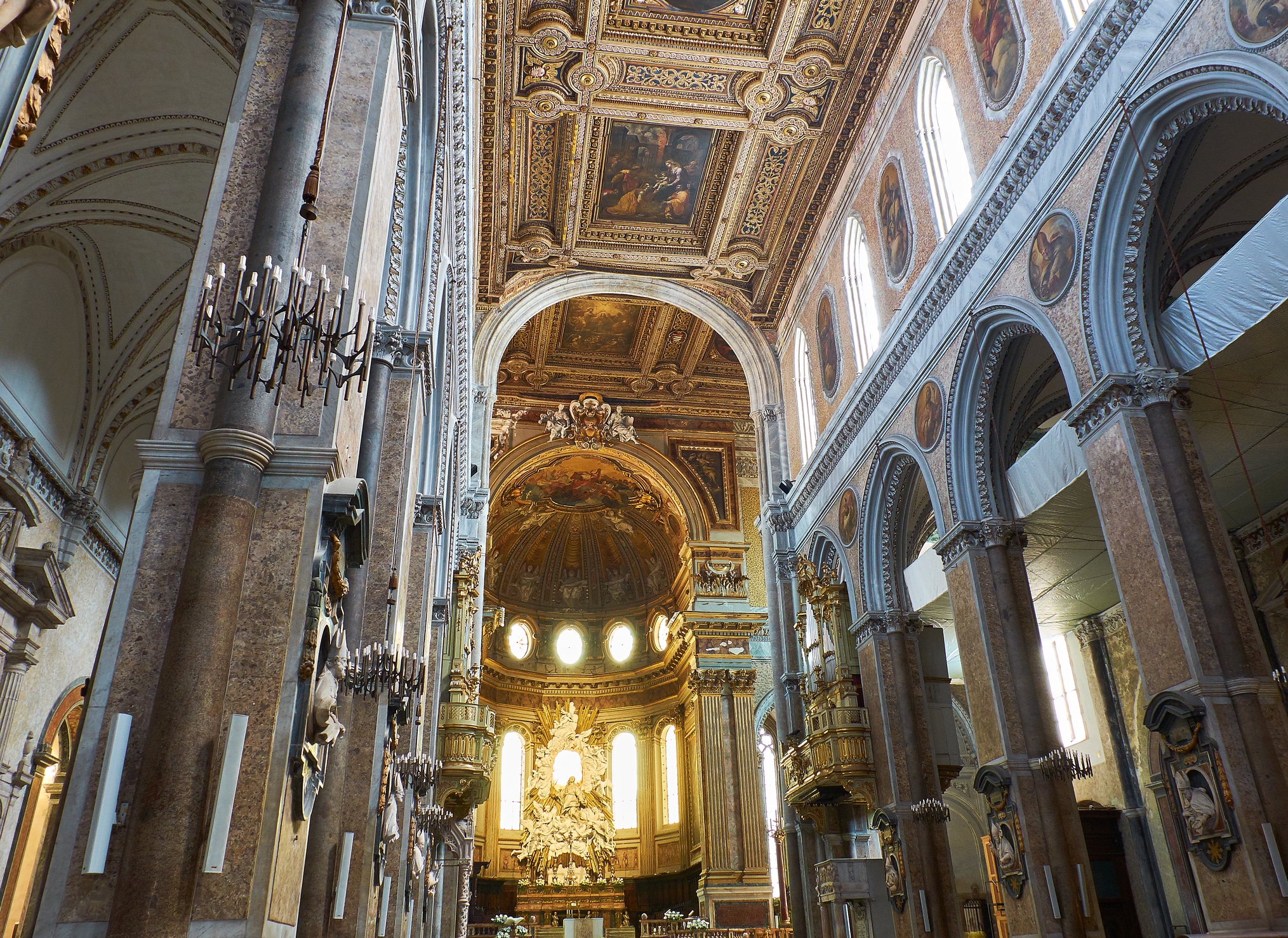 Verziertes Interieur einer italienischen Barockkirche.