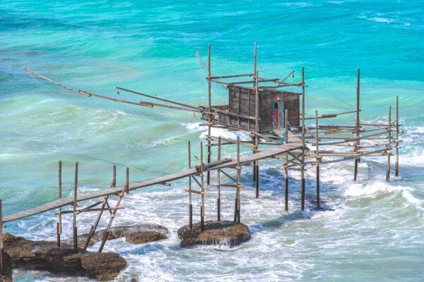 Trabucco pesca su mare turchese, costa italiana.