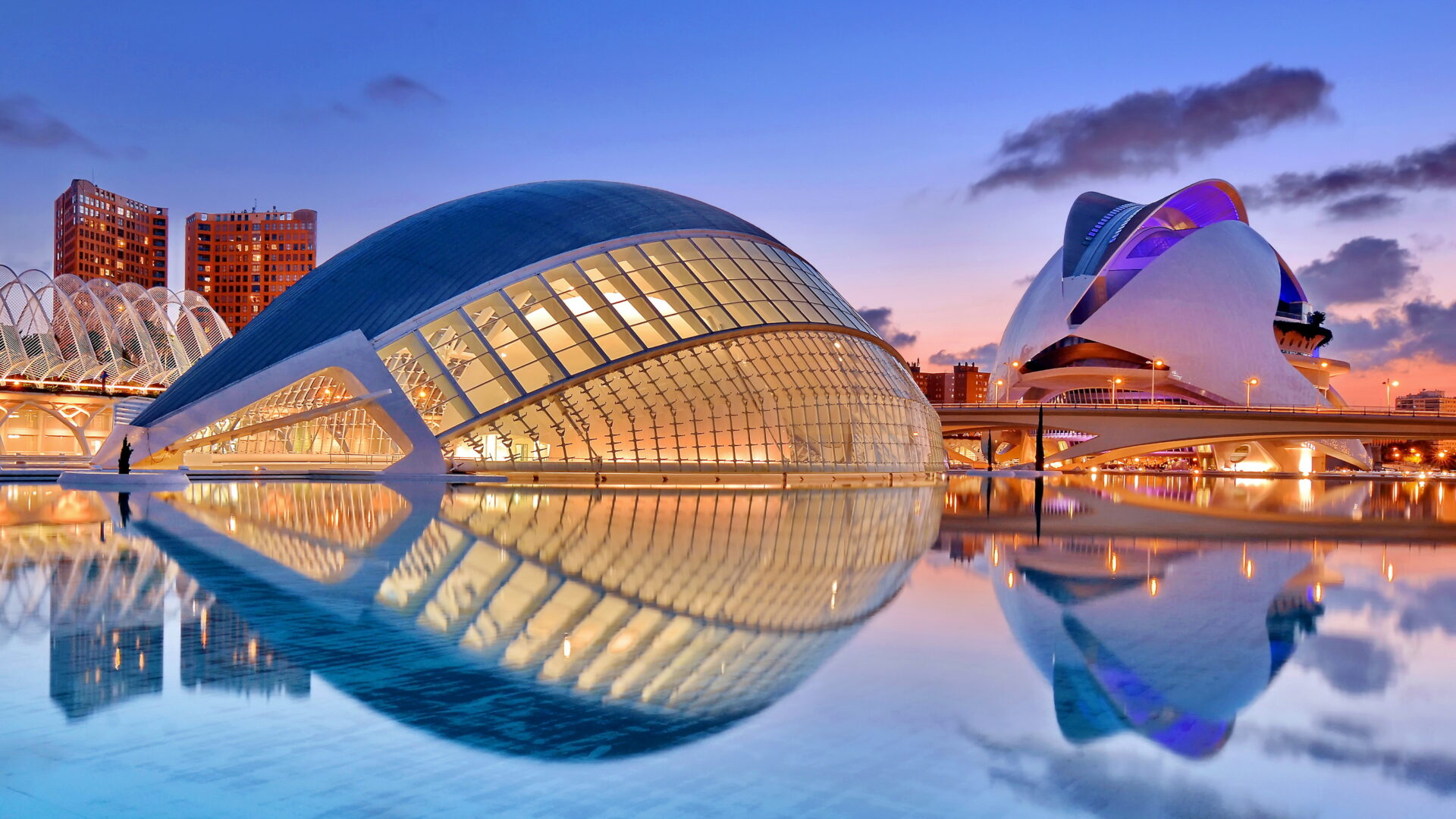 日落时分的巴伦西亚艺术与科学城。