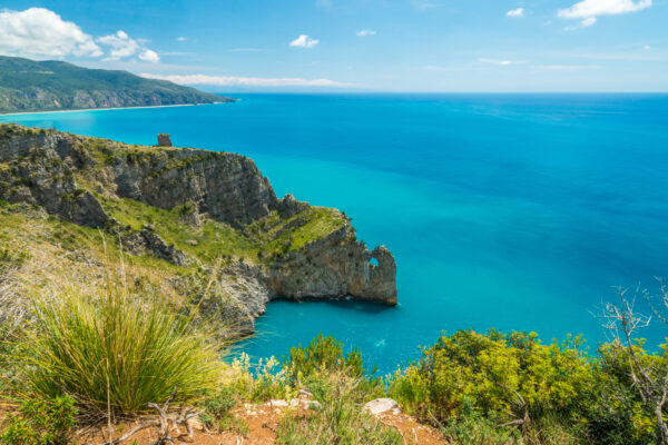 Scogliera e mare azzurro in una giornata soleggiata.