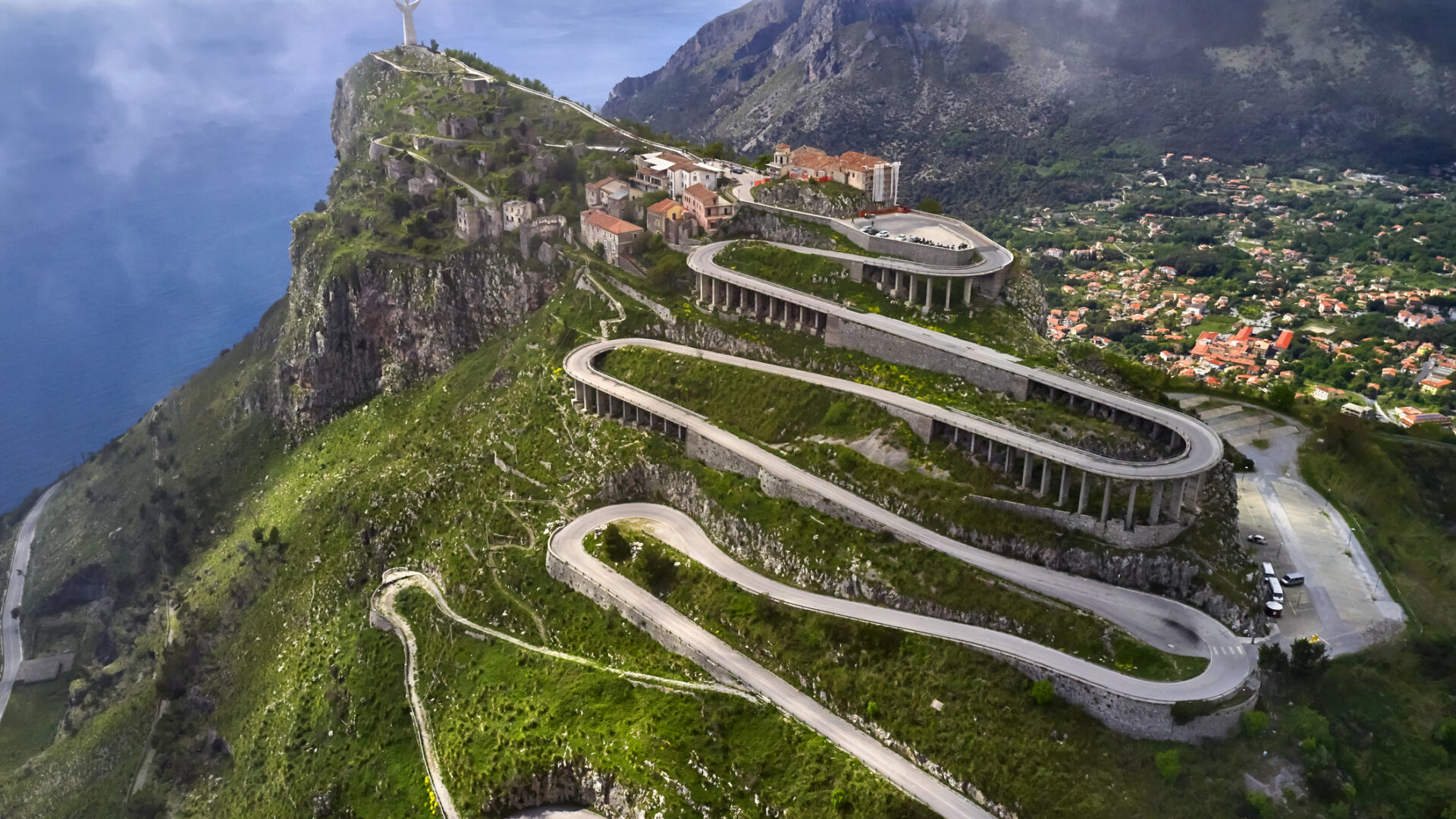 Strada a tornanti su montagna costiera.