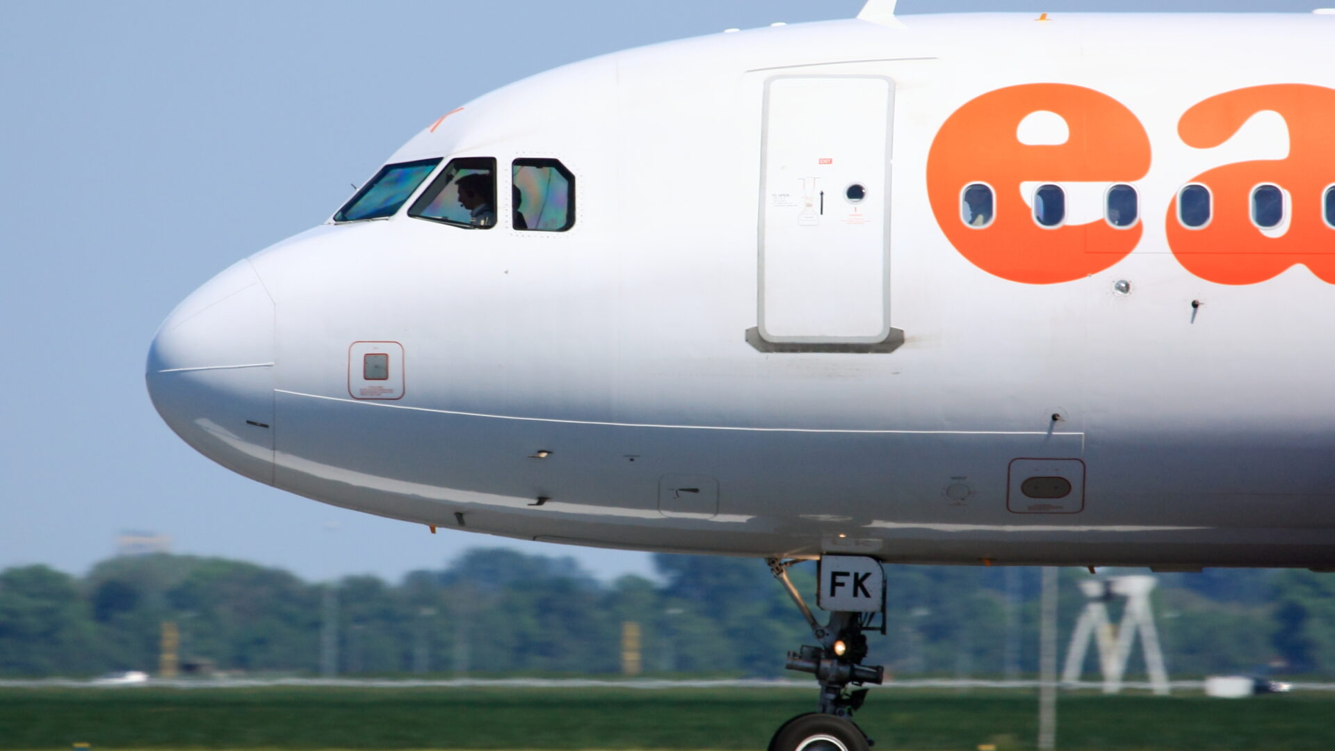 Primo piano di aereo in fase di atterraggio.