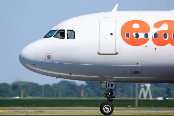 飞机着陆特写。