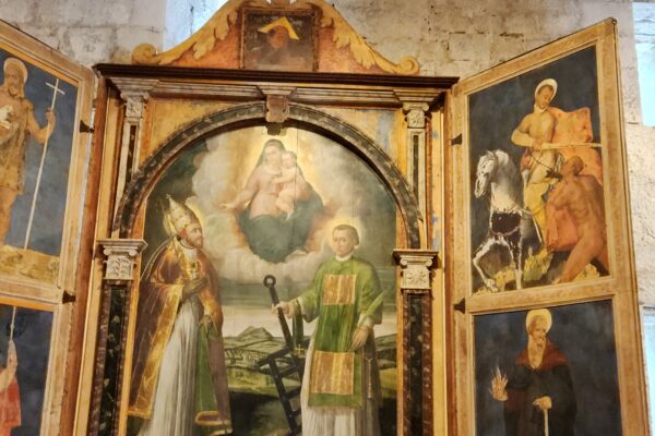 Autel antique avec peintures religieuses dans une église