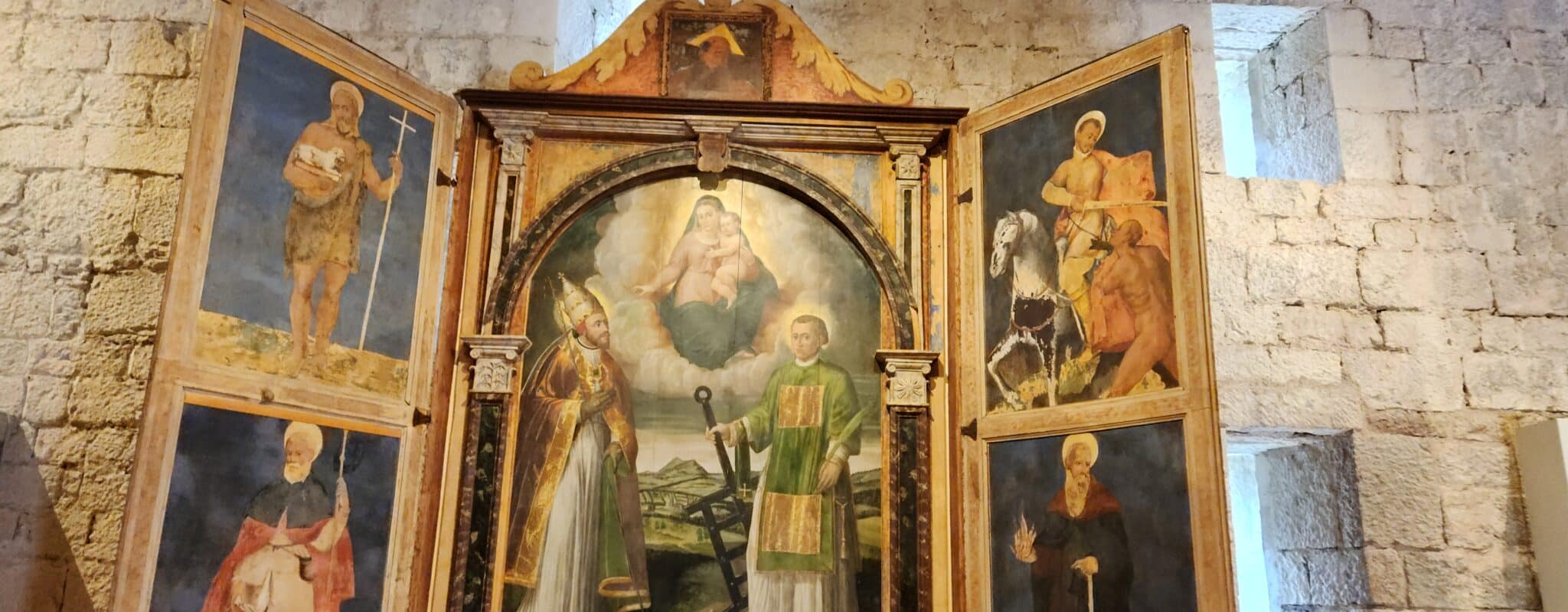 Antico altare con dipinti religiosi in chiesa