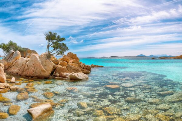 Vue enchanteresse de la plage de Capriccioli sur la Costa Smeralda.