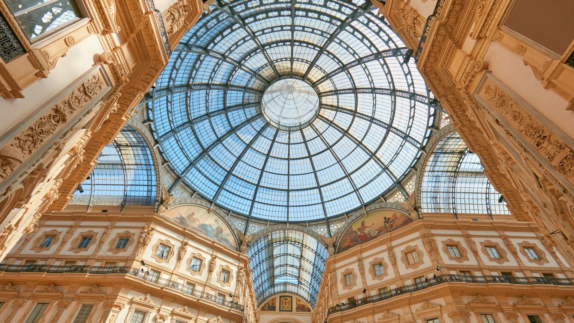 Milan, intérieur de la galerie Vittorio Emanuele, vue en contre-plongée en Italie