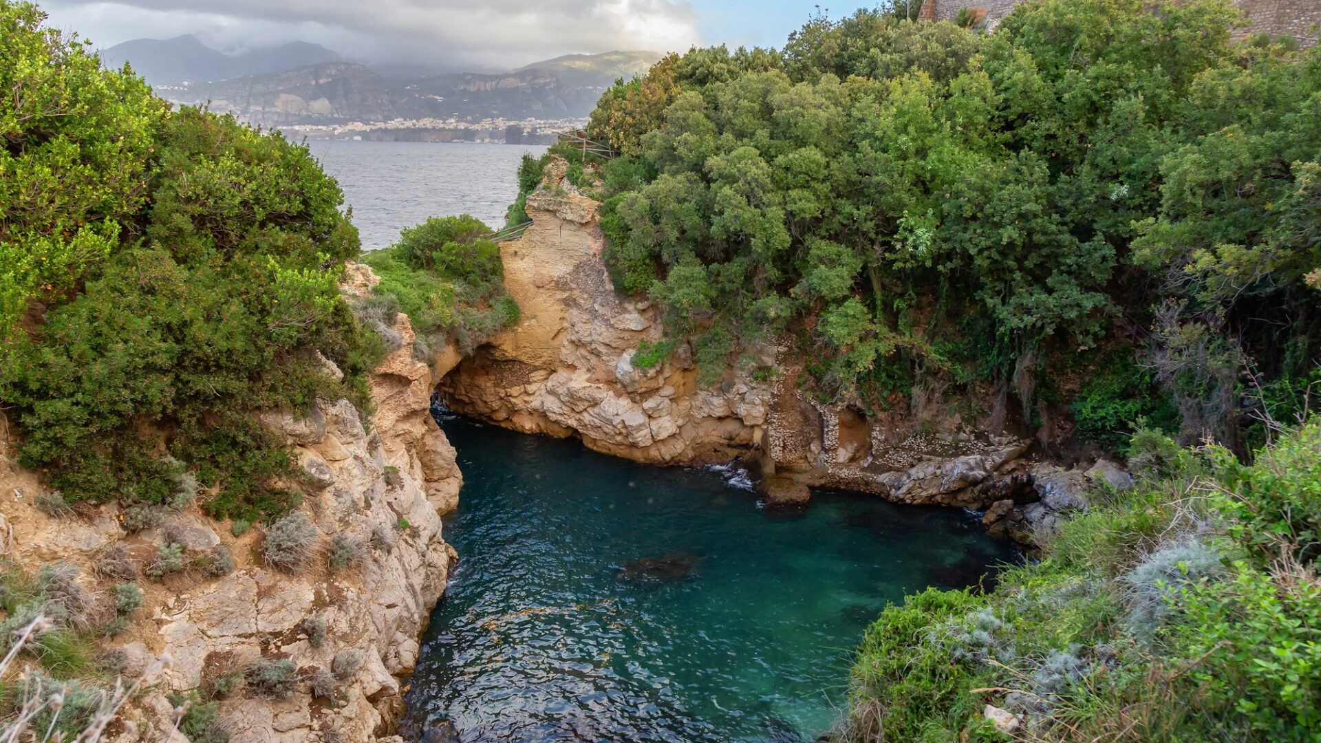Côte rocheuse dans un parc de la ville touristique de Sorrente, Italie
