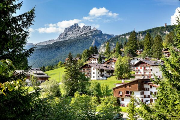 Vista panorámica de la ciudad de Cortina d'Ampezzo Dolomitas en la colina con árboles verdes y paisaje montañoso