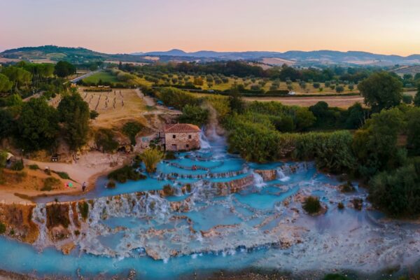 Toskana Italien, Naturbad mit Wasserfällen und heißen Quellen in Sa