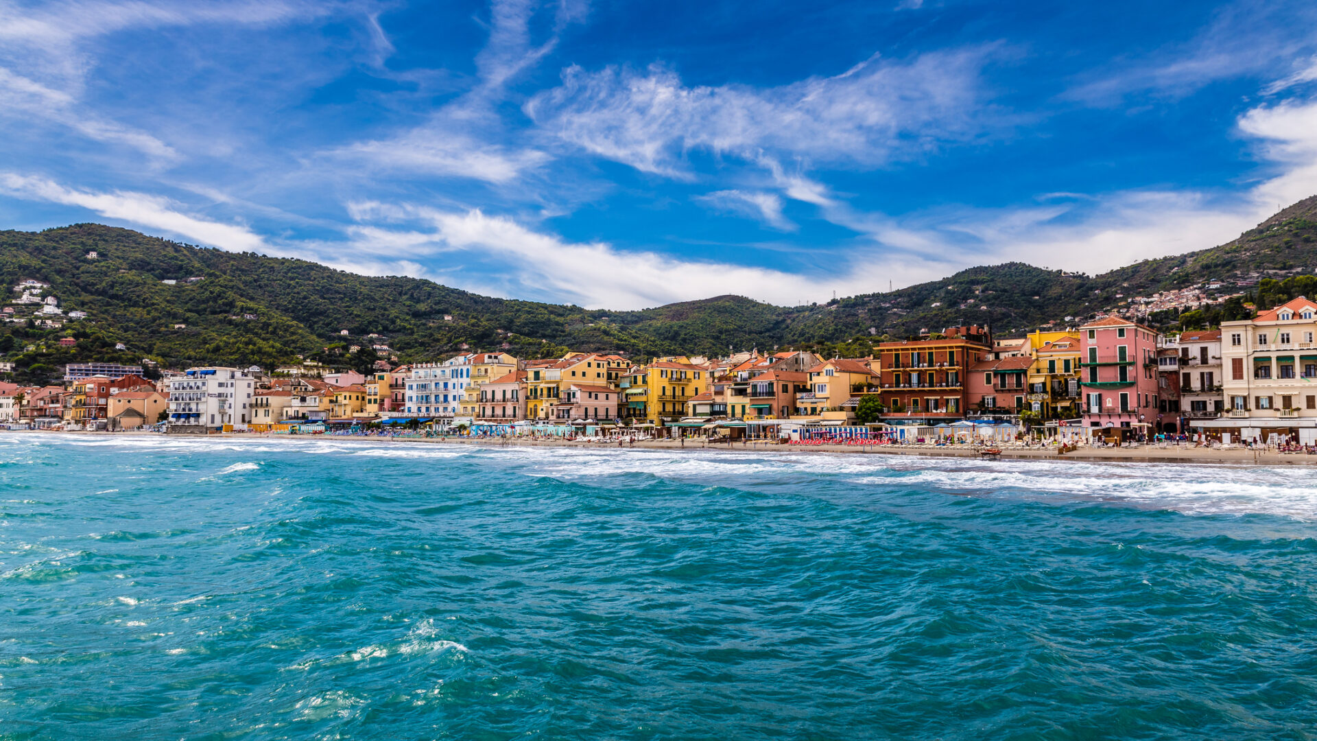 Alassio Con Edifici Colorati-Alassio, Italia. Splendida vista sul mare e sulla città di Alassio con edifici colorati durante il giorno estivo-Alassio, Italia, Europa