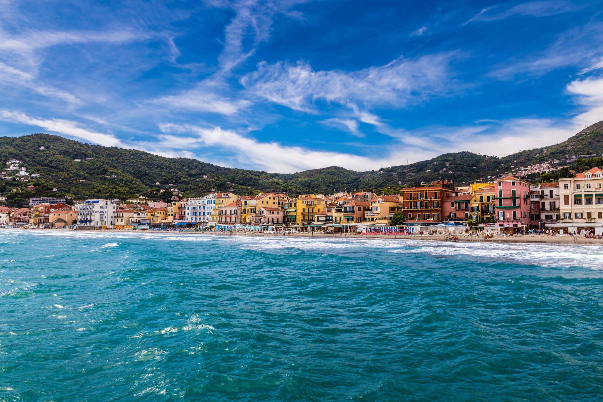 Alassio Con Edifici Colorati-Alassio, Italia. Splendida vista sul mare e sulla città di Alassio con edifici colorati durante il giorno estivo-Alassio, Italia, Europa