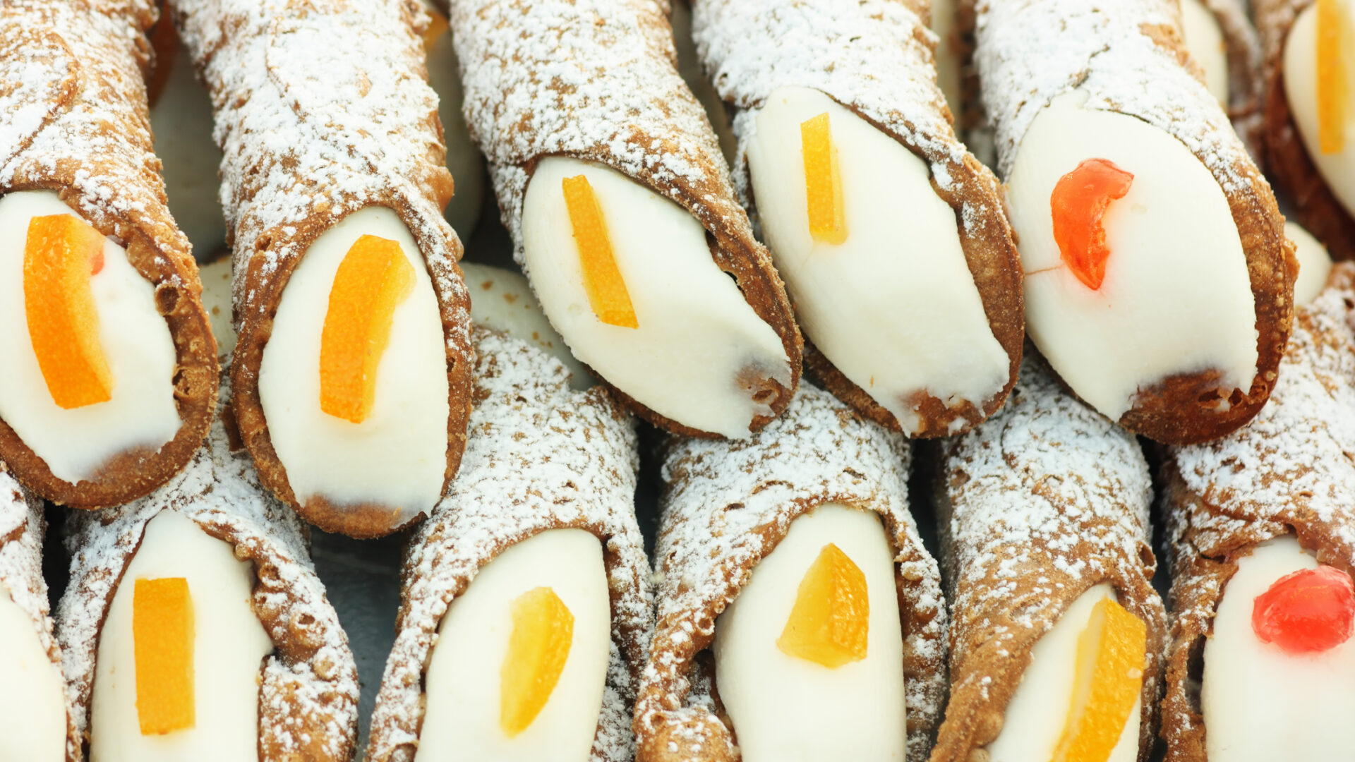 Cannolo siciliano, dolce tipico siciliano che è una pasta di waffle ripiena di crema di ricotta
