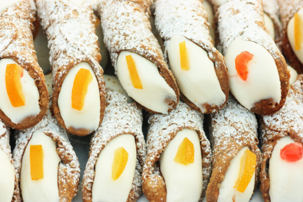 Cannolo siciliano, dolce tipico siciliano che è una pasta di waffle ripiena di crema di ricotta