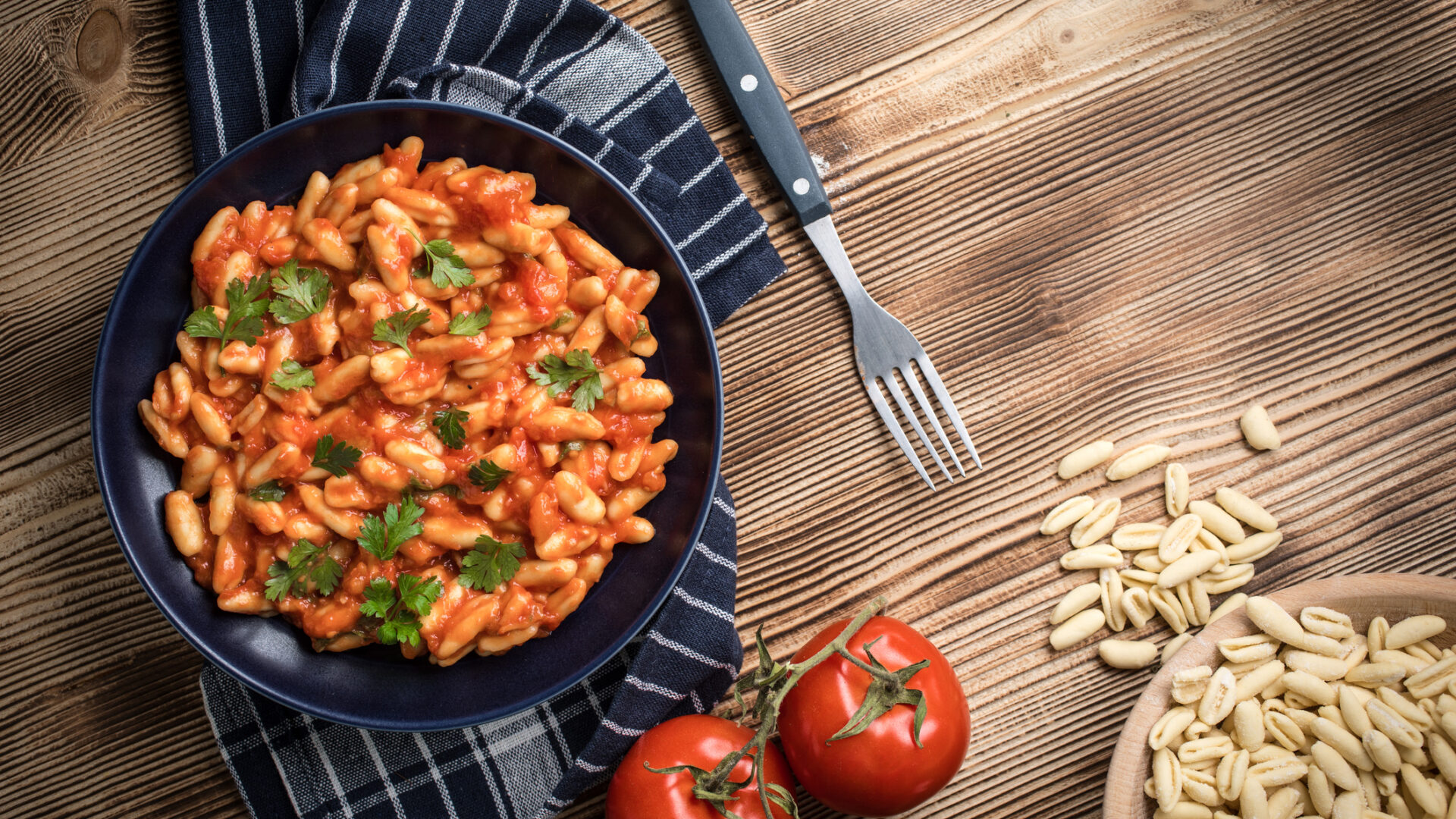 Cavatelli al sugo di pomodoro fresco. cucina italiana