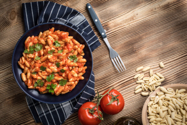 Cavatelli con salsa de tomate fresco. Cocina italiana
