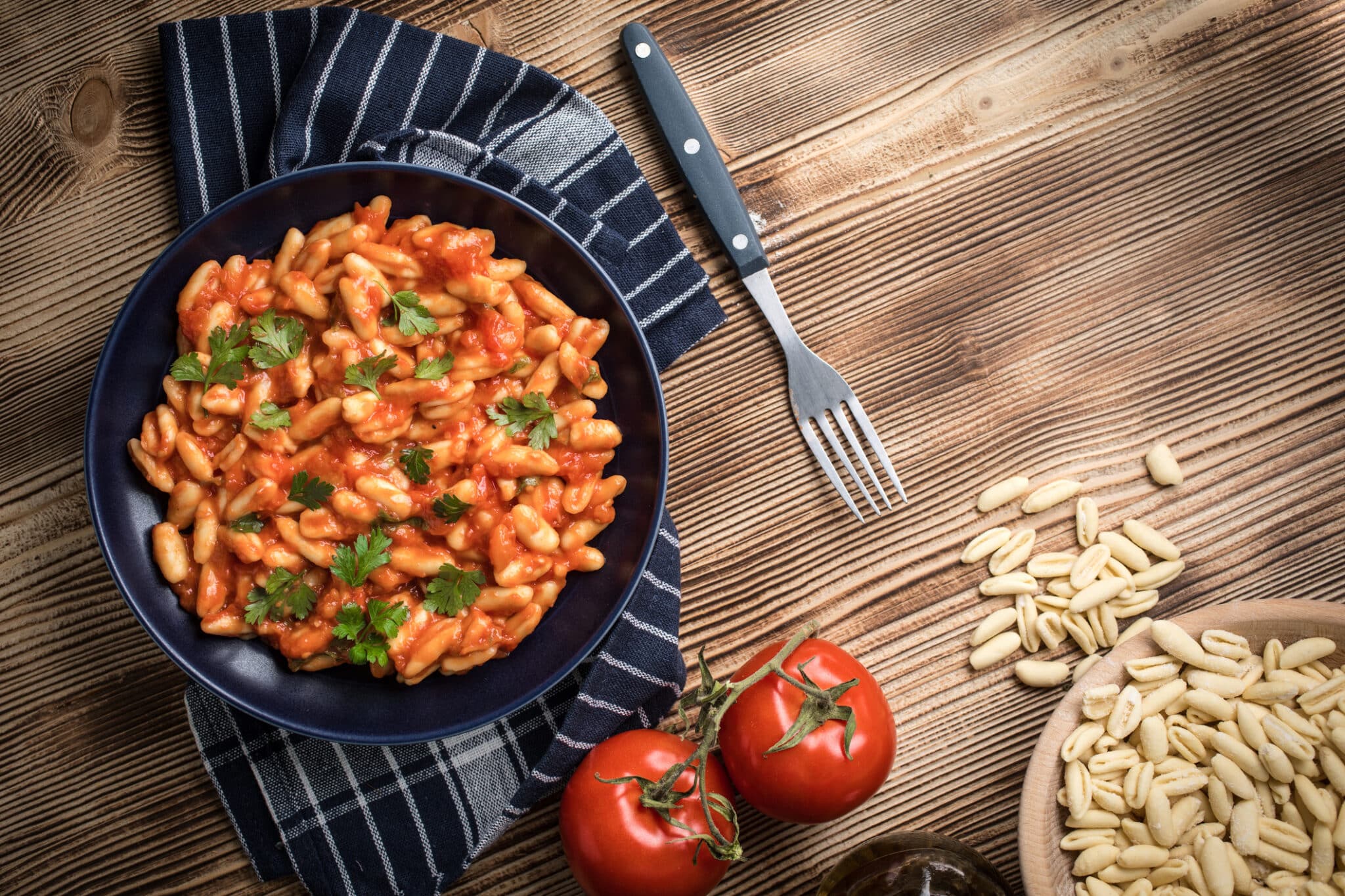 Cavatelli al sugo di pomodoro fresco. cucina italiana