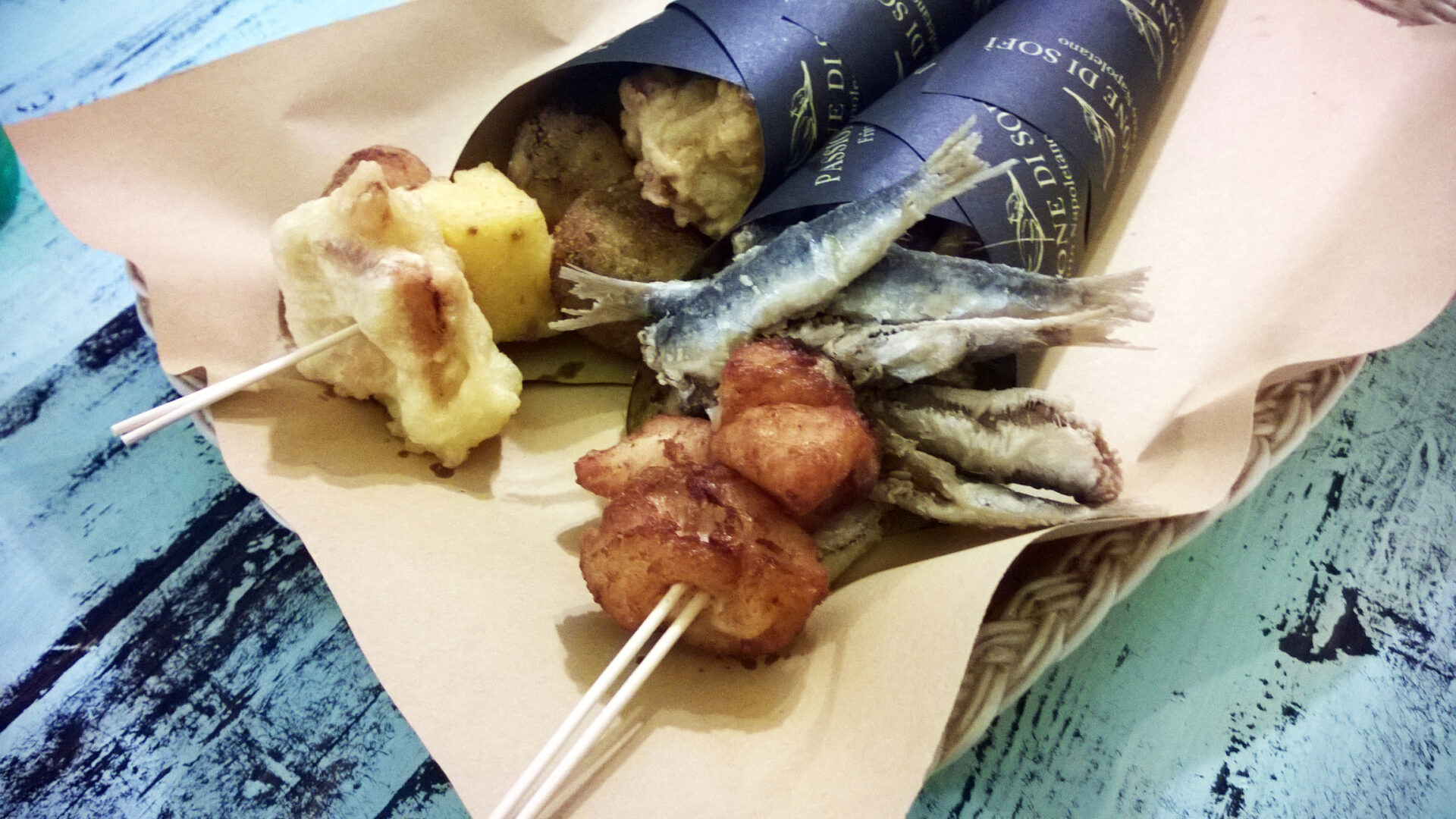Cuisine de rue napolitaine. Poisson frit, champignons et polenta à Naples (Italie)