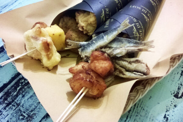 Comida callejera napolitana. Pescado frito con setas y polenta en nápoles italia