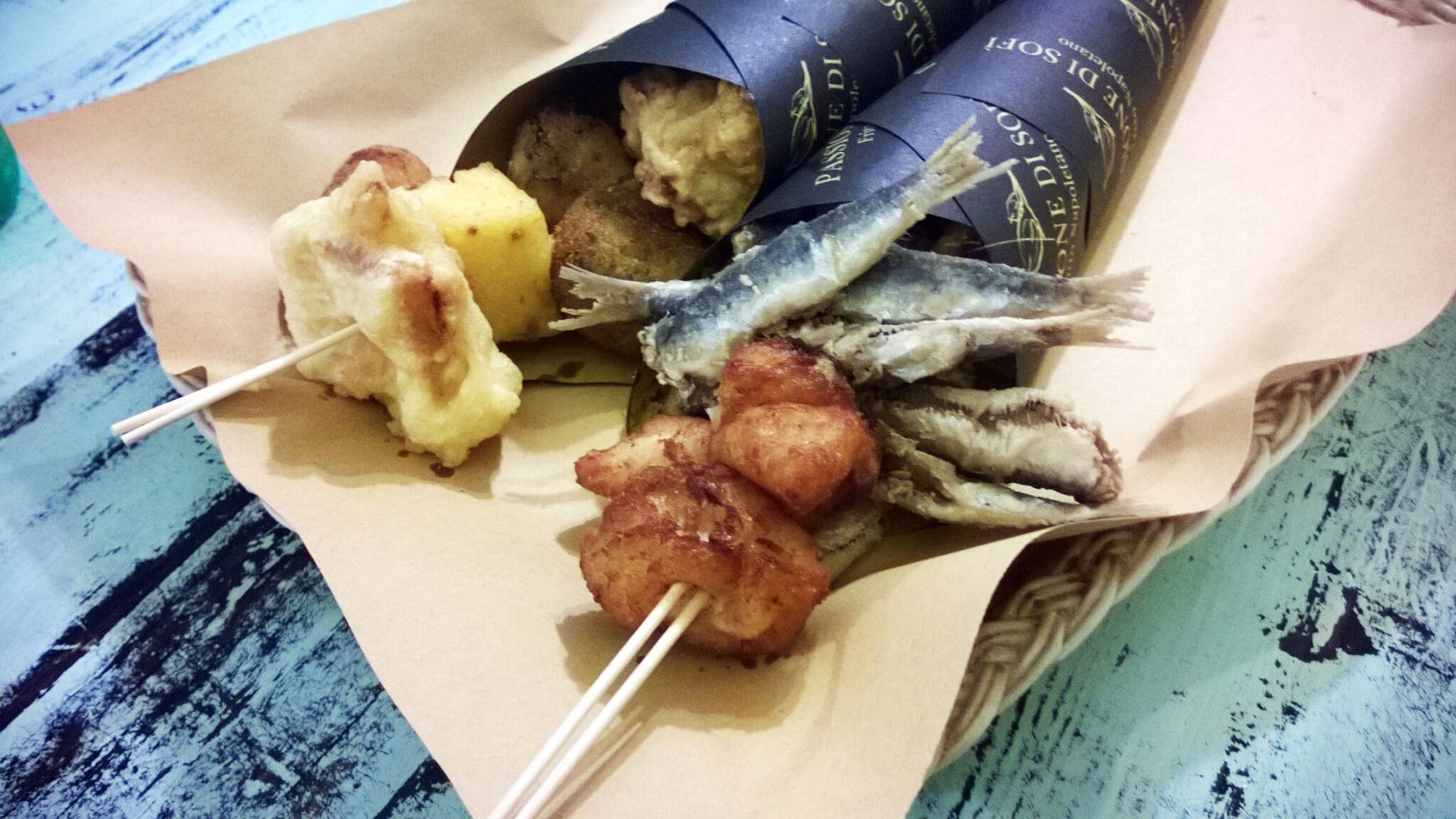 Cibo di strada napoletano. Frittura di pesce e funghi e polenta a napoli in italia