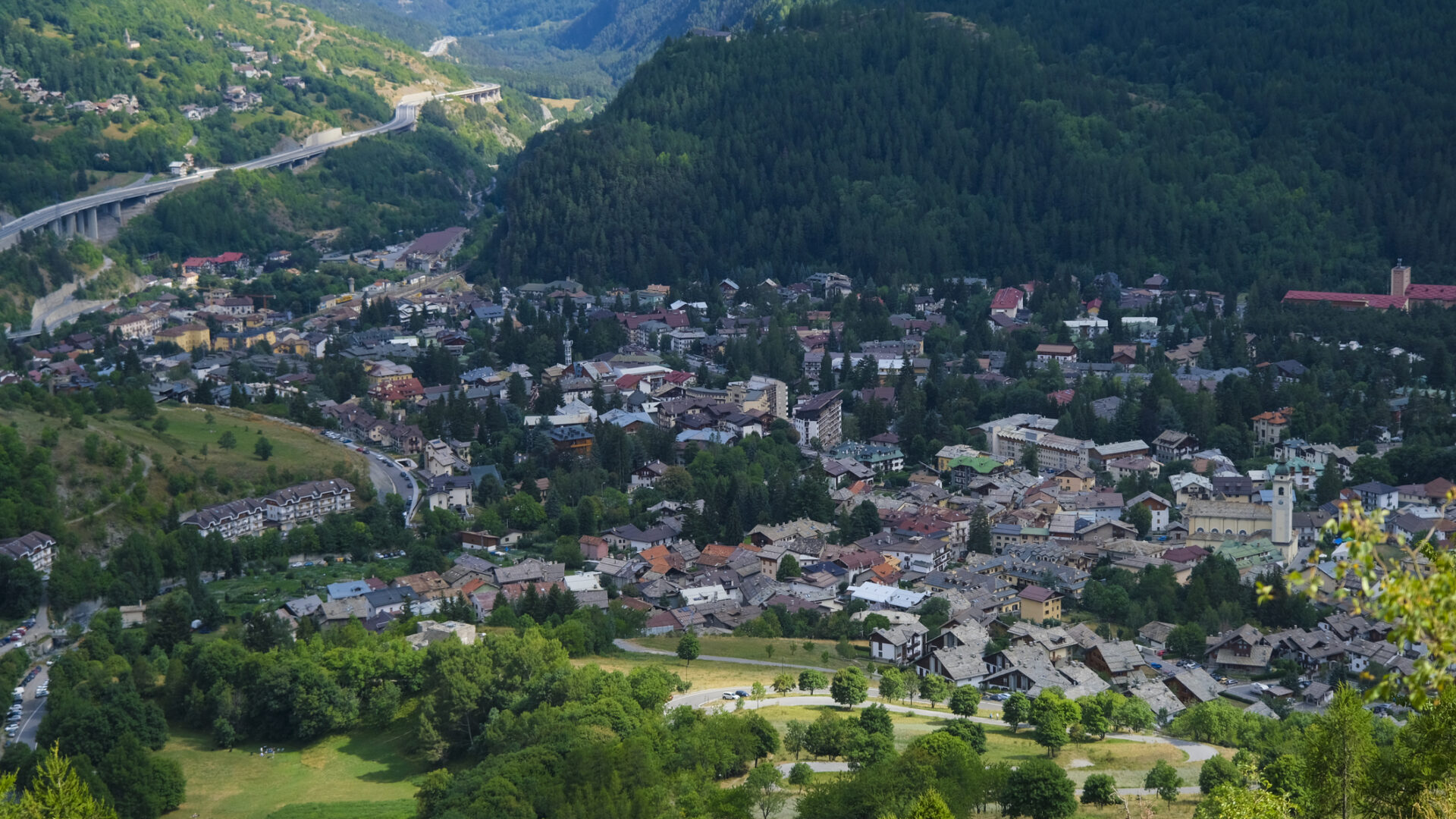 Comune di Bardonecchia Torino vista dalle Alpi che circondano la città. Foto di alta qualità