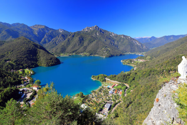 Le magnifique lac Ledro dans le Trentin. Italie du Nord, Europe. Le lac Ledro est un lac situé dans le Trentin, dans le nord de l'Italie.