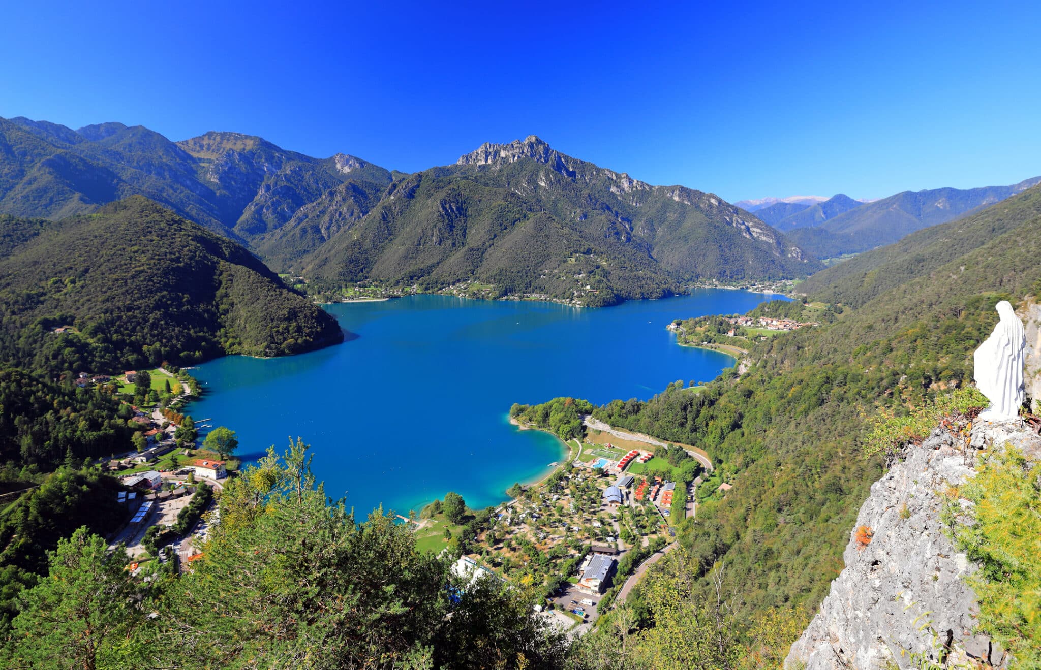 Il bellissimo Lago di Ledro in Trentino. Nord Italia, Europa. Il Lago di Ledro è un lago del Trentino, nel nord Italia.