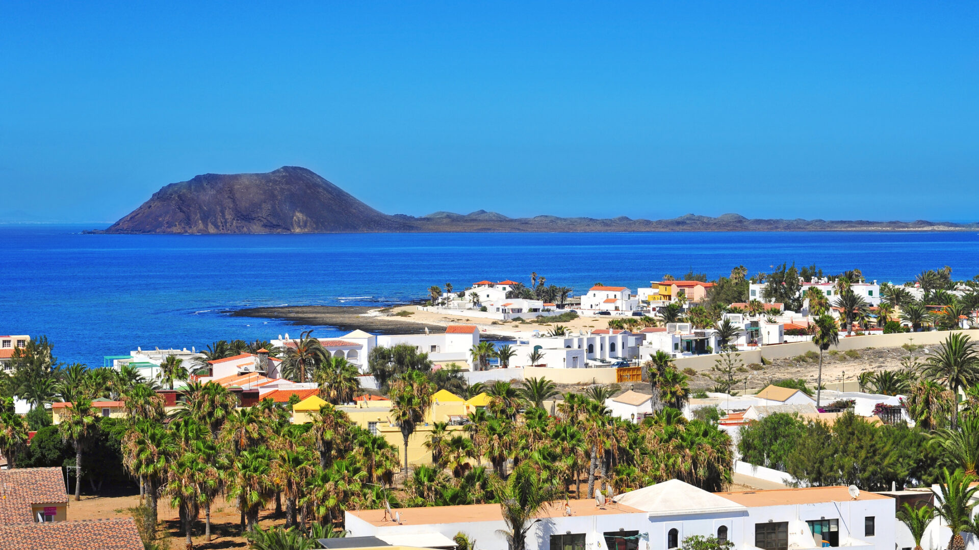L'île de Lobos et Corralejo à Fuerteventura, Espagne. Vue de l'île de Lobos depuis Corralejo à Fuerteventura, îles Canaries, Espagne.