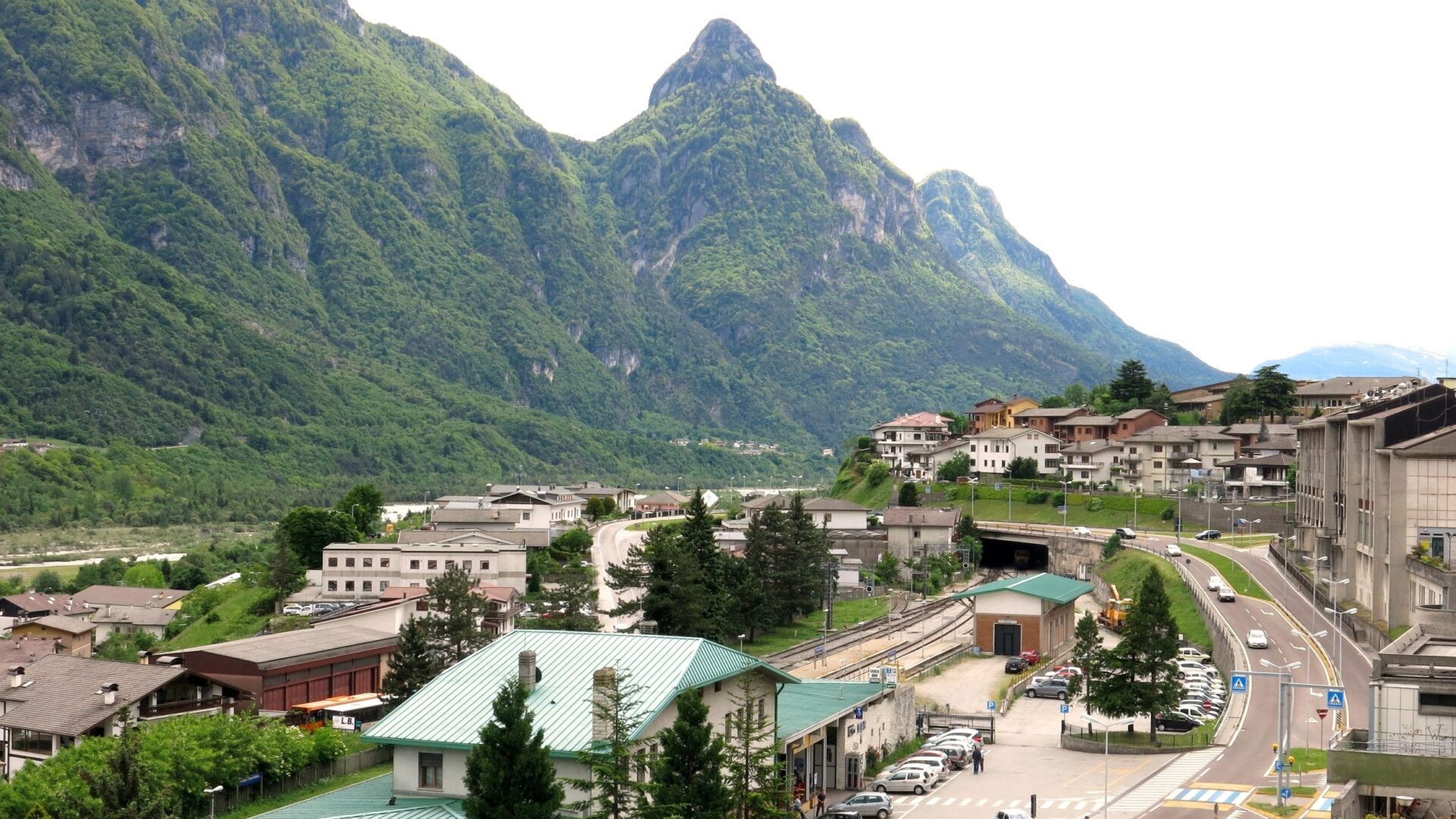 Longarone con le montagne come sfondo