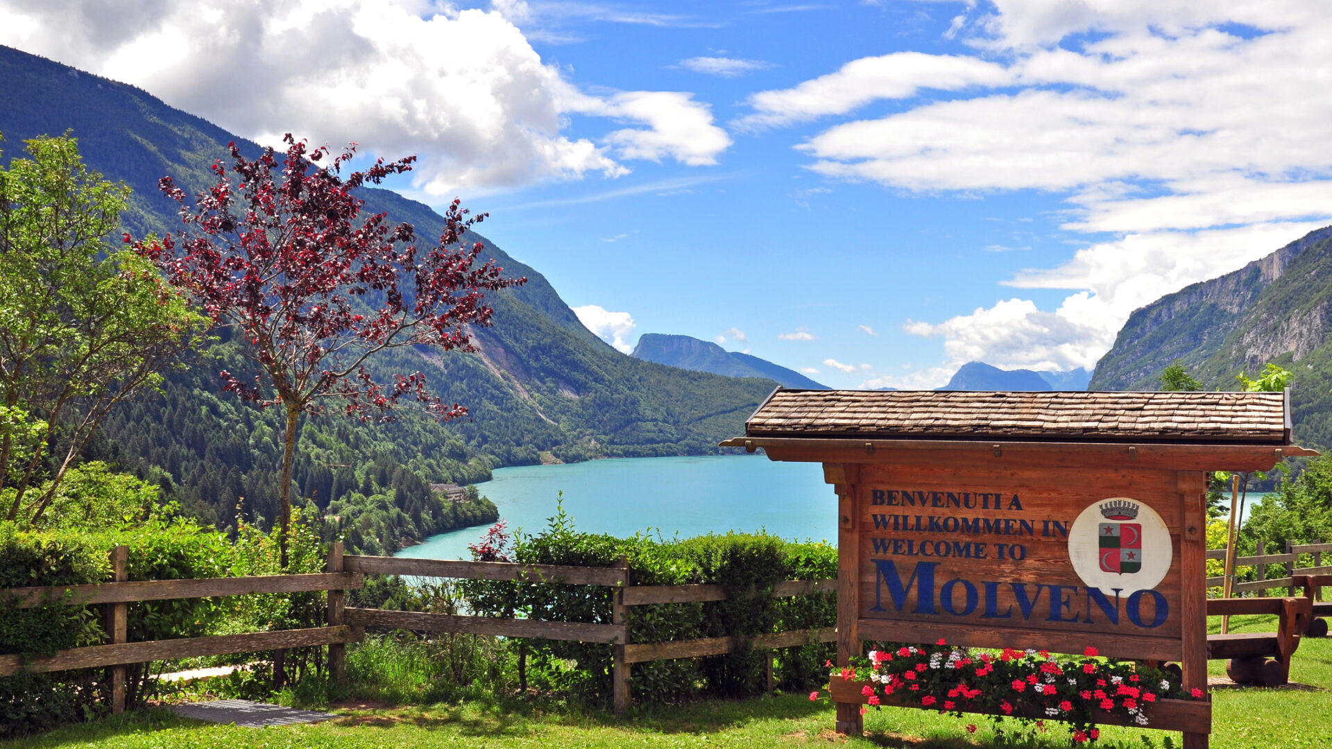 Molveno con il suo lago nelle dolomiti