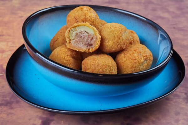 Olive all`ascolana in un piatto