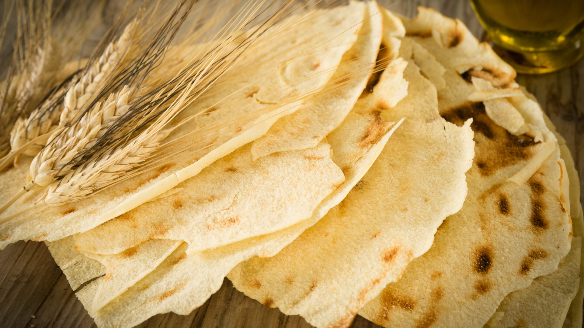 Pani Carasau, pan sardo. Crujientes trozos de pan tradicional sardo.