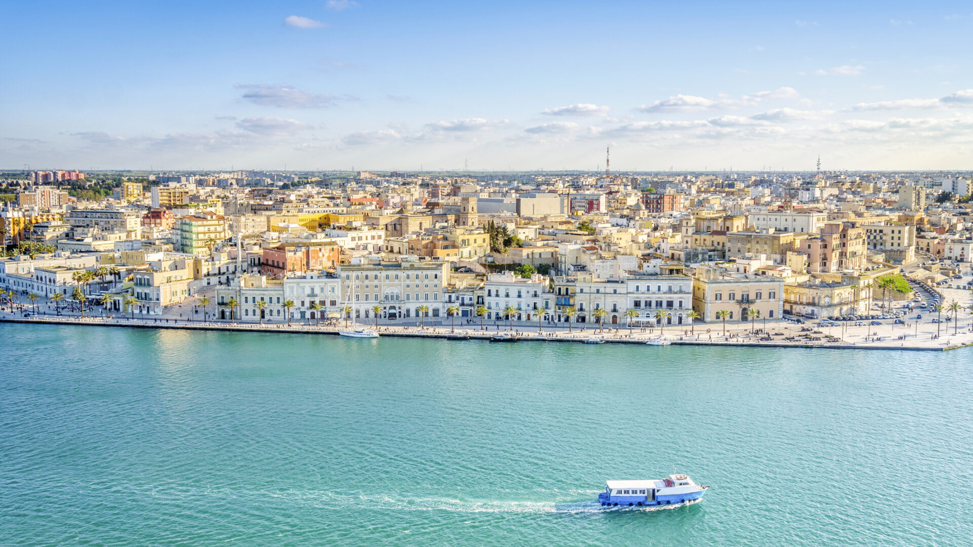 Panorama aereo di Brindisi, Puglia, Italia. Panorama aereo di Brindisi nel pomeriggio, Puglia, Italia