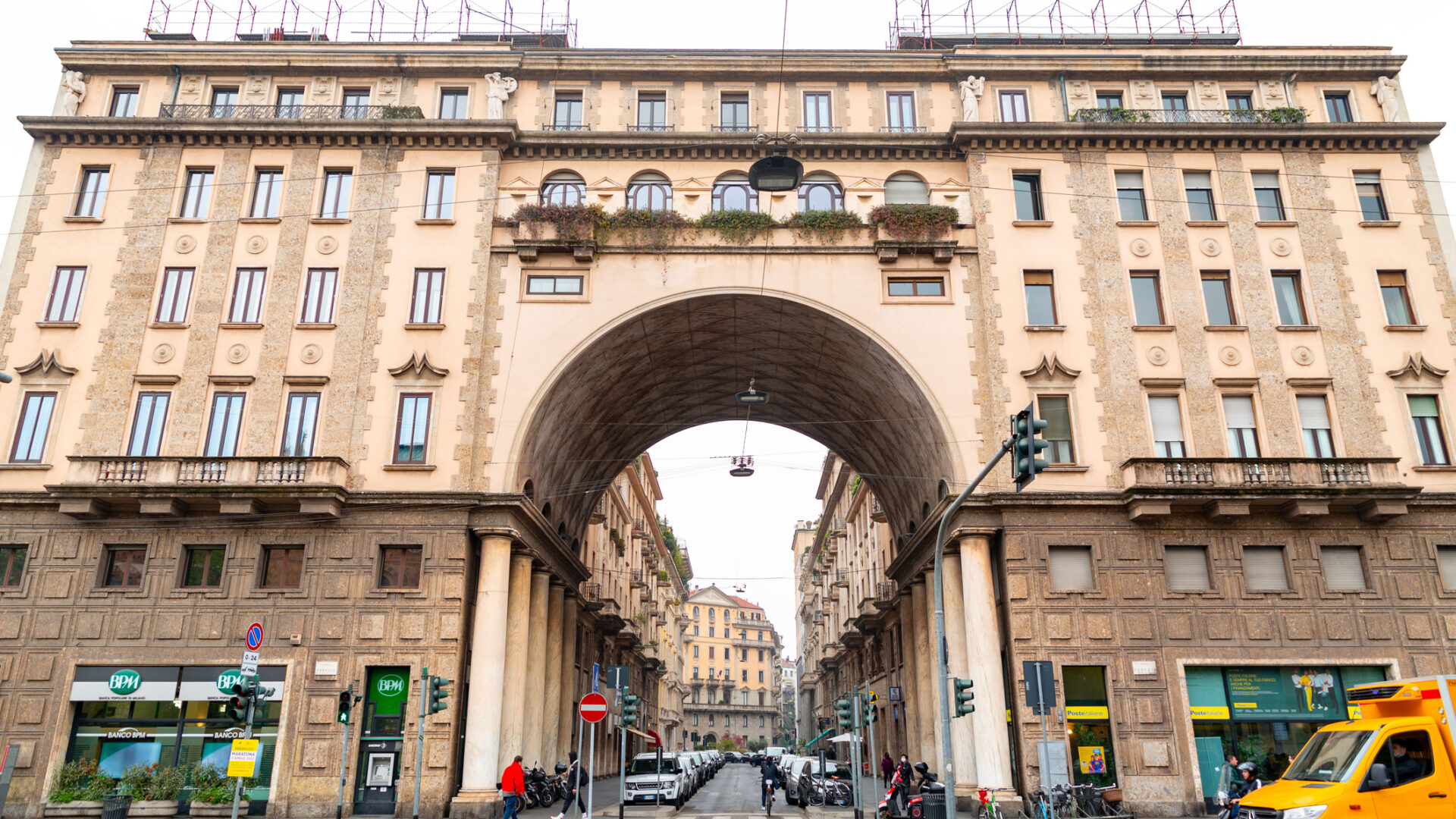 Porta Venezia è una delle porte storiche della città di Milano Italia. Il nome Porta Venezia viene utilizzato anche per il quartiere in cui si trova la porta