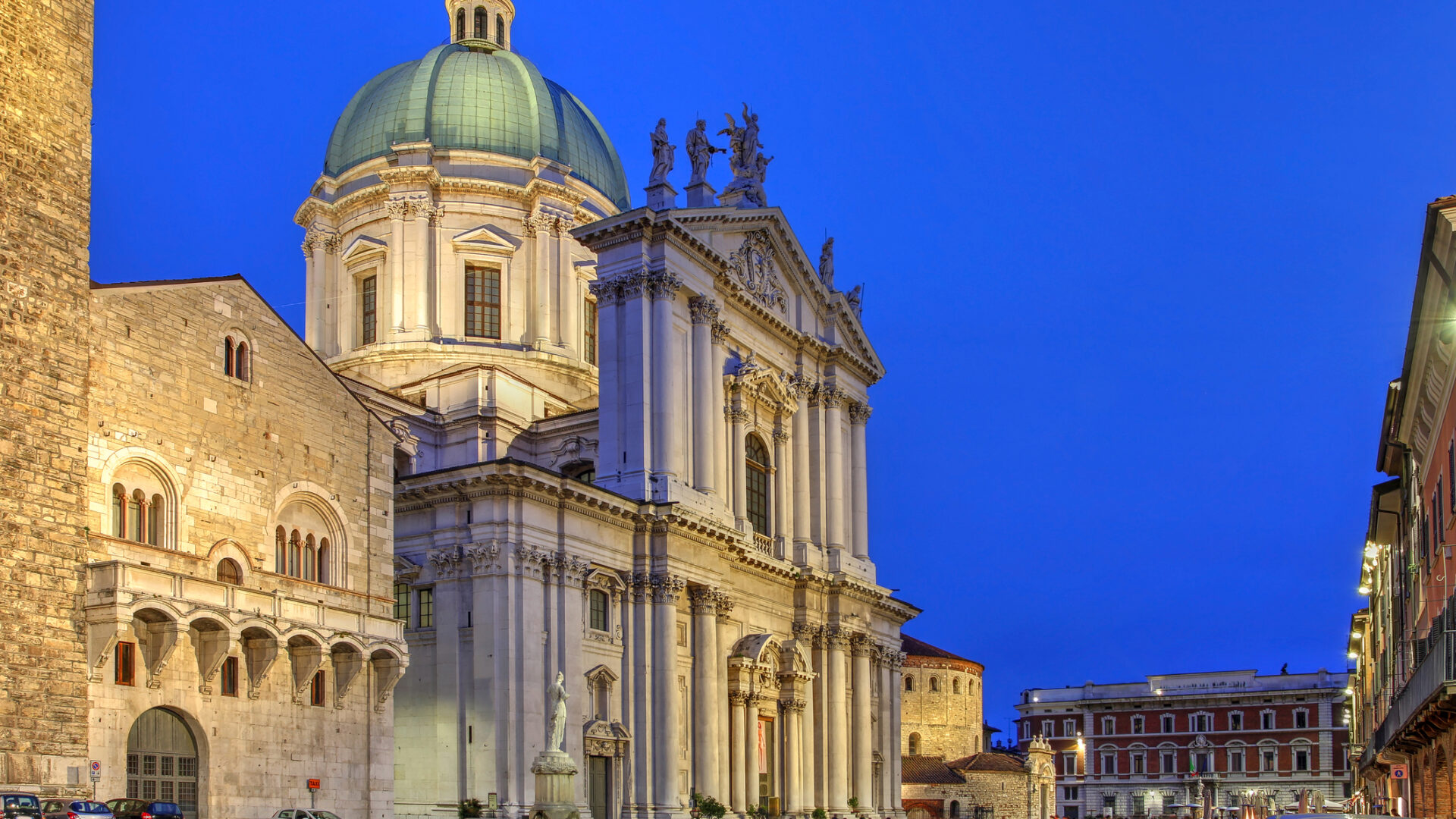 Nächtliche Szene auf der Piazza Paolo VI, mit dem Rathaus im Palazzo Broletto, dem Duomo Nuovo Nuovo Cattedrale und dem Duomo Vecchio Cattedrale Vecchia oder La Rotonda in Brescia, Italien