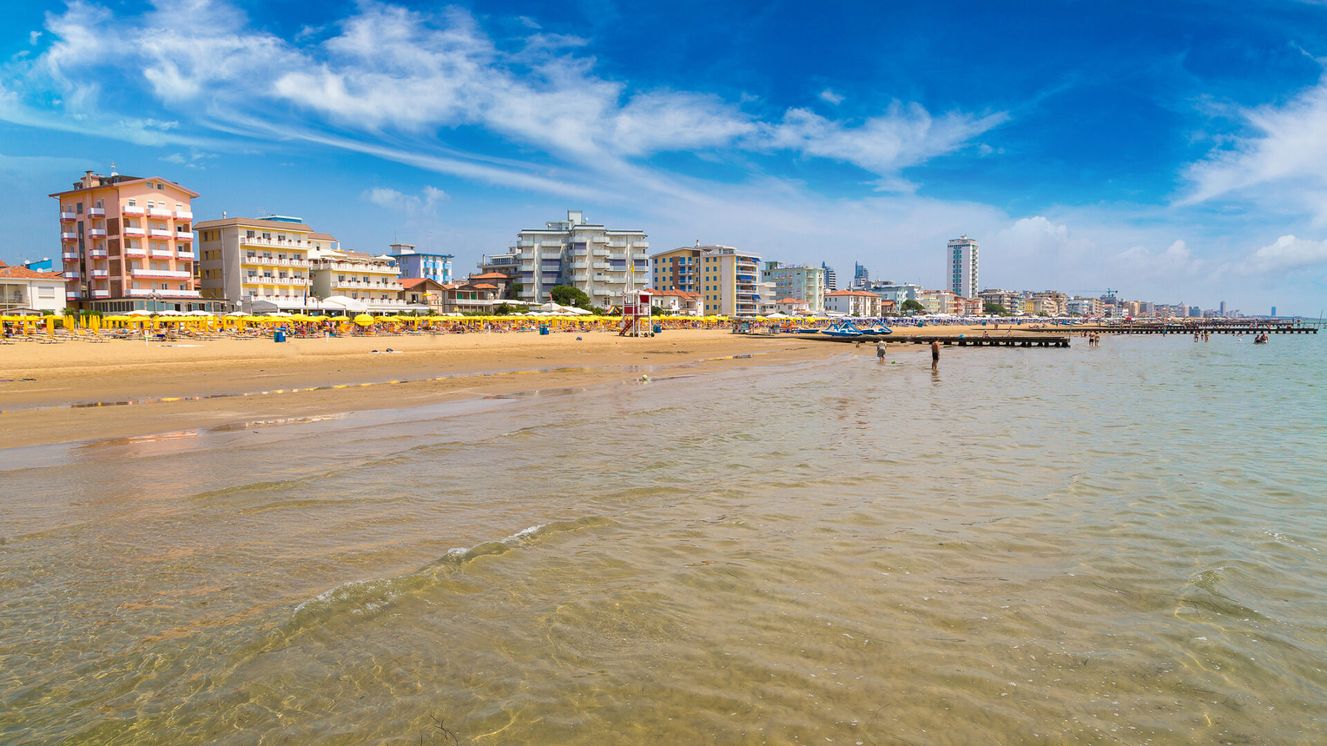 Spiaggia del Lido di Jesolo sul mare Adriatico in una bella giornata estiva, Italia