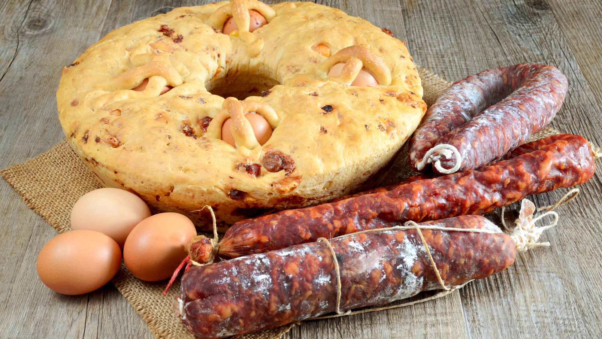 Typisch neapolitanisches Casatiello mit Wurst und Käse