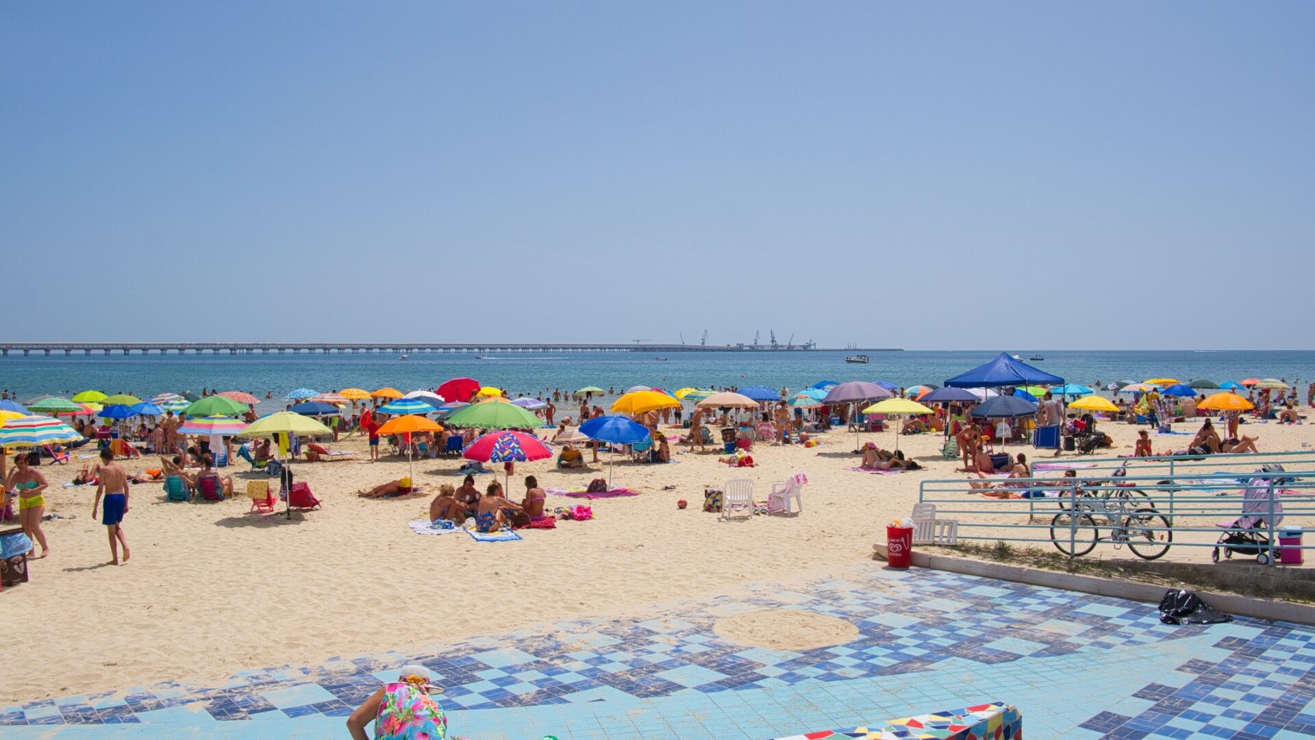 Un'atmosfera estiva con la gente in spiaggia nel centro di Manfredonia vicino a Castello, Italia