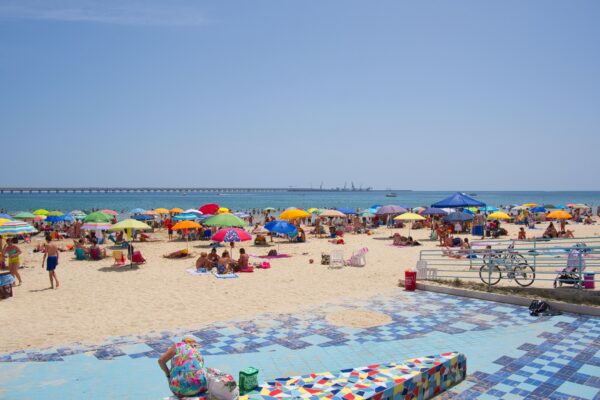 Un'atmosfera estiva con la gente in spiaggia nel centro di Manfredonia vicino a Castello, Italia