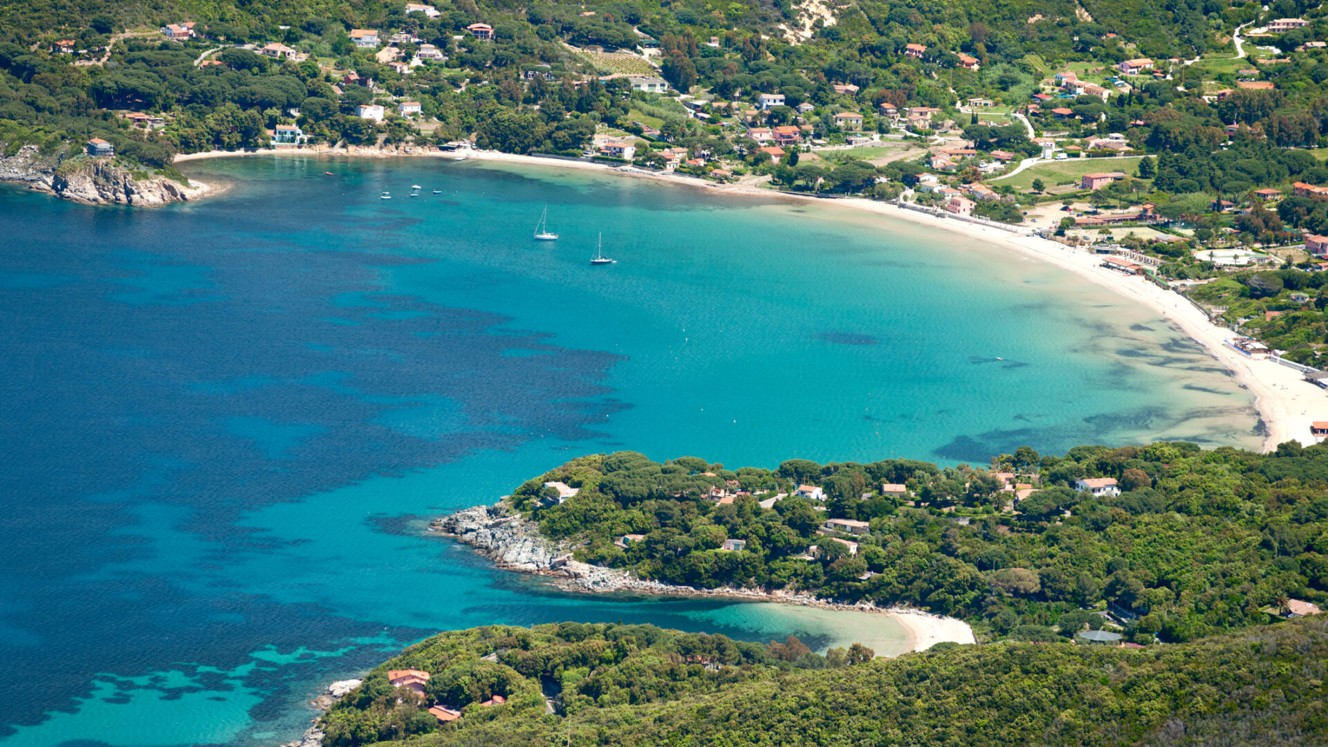 Vista aerea di Procchio, isola dell'Elba. L'Italia.
