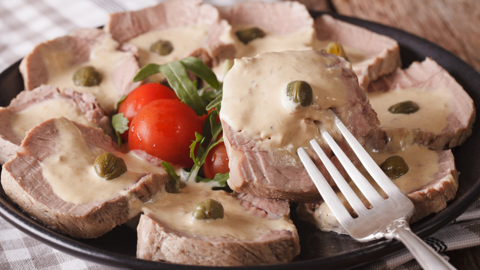 Veau tonnato aux câpres au premier plan