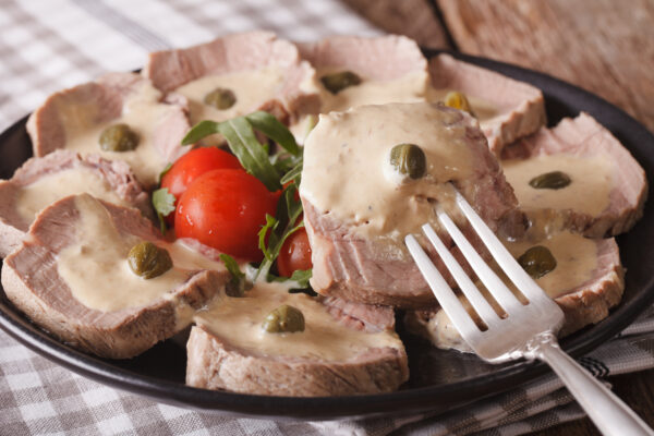 Vitello tonnato con il primo piano dei capperi