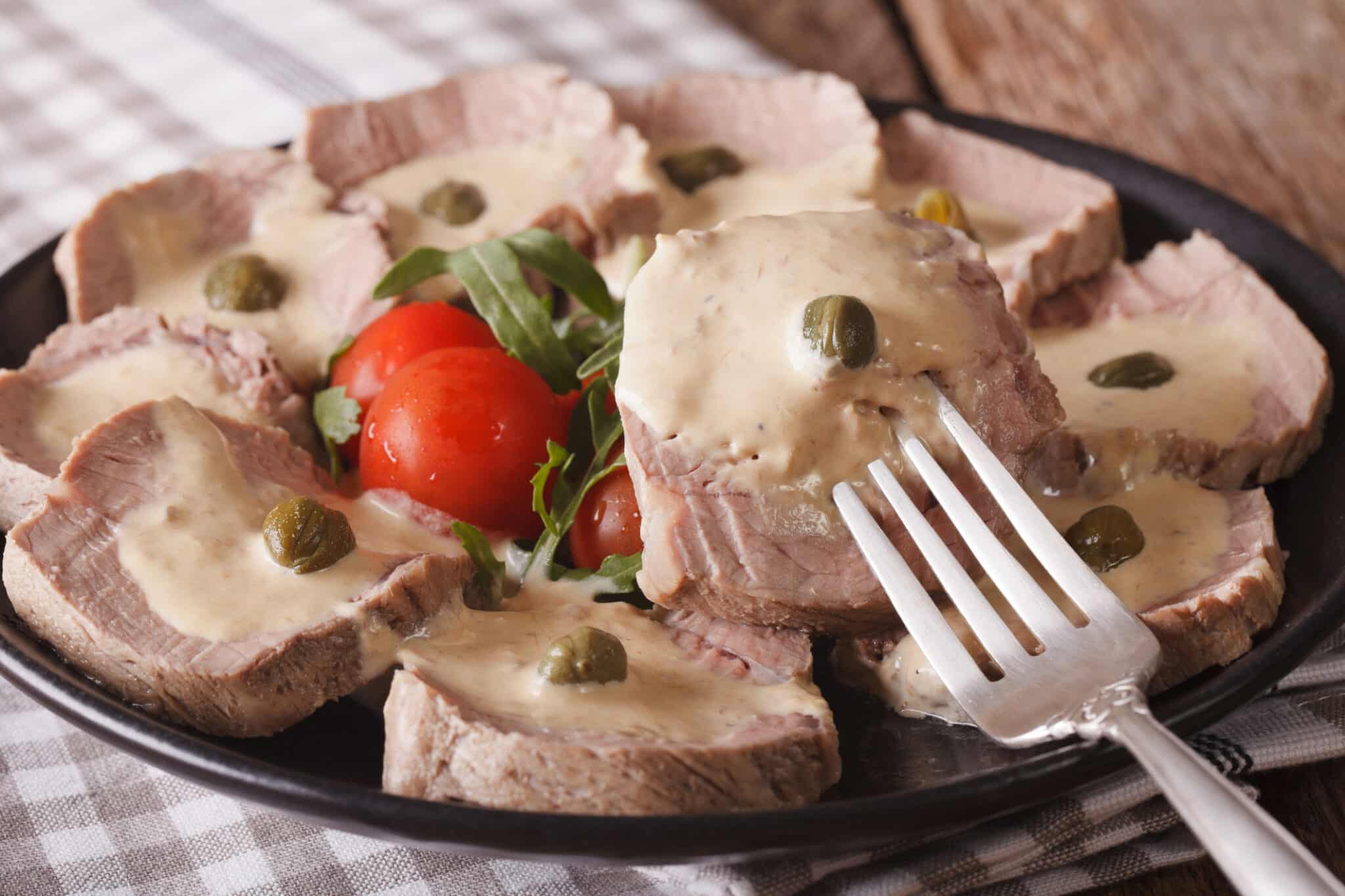 Vitello tonnato con il primo piano dei capperi