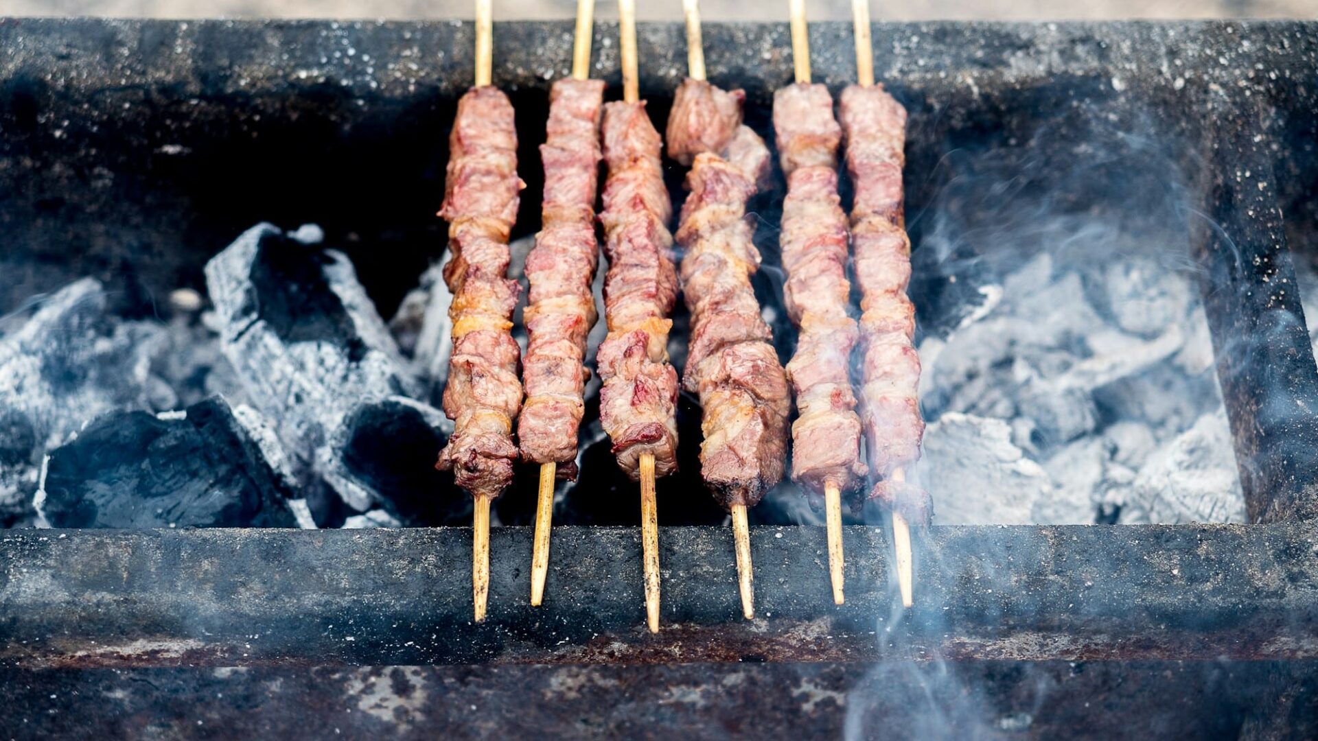 Arrosticini, i tipici spiedini abruzzesi di carne di pecora