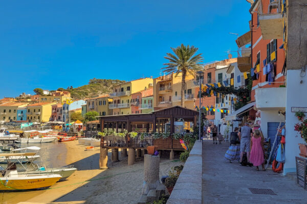 吉廖港的景色，包括船只、人群、商店和建筑