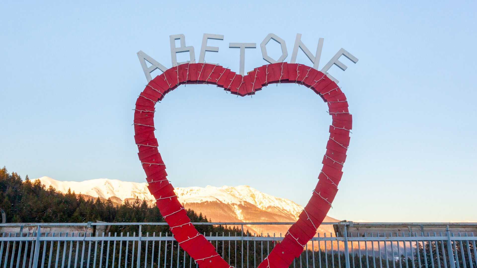 Abetone, famosa località montana della Toscana. Cuore rosso con sopra scritto il nome della città.