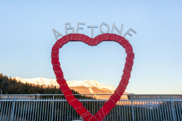 阿贝托内，托斯卡纳著名的山区度假胜地。红心上写着小镇的名字。