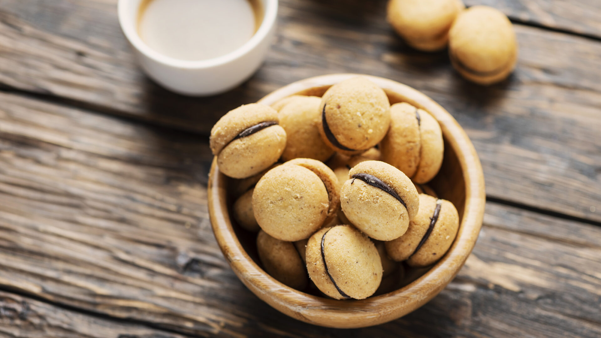 Biscotti Baci di Dama su tavolo di legno.