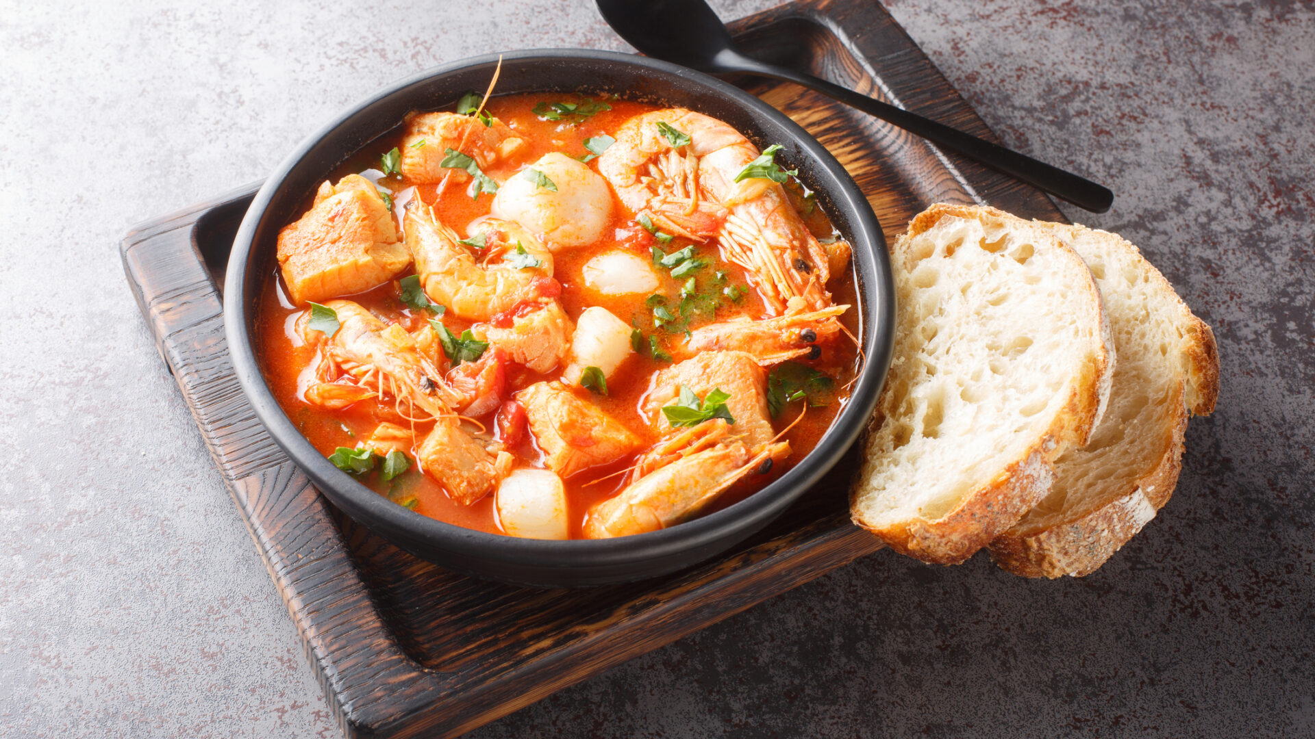 鱼汤配大虾和面包